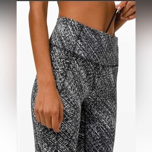 Lululemon Fast and Free High-Rise leggings 4 black and white pattern